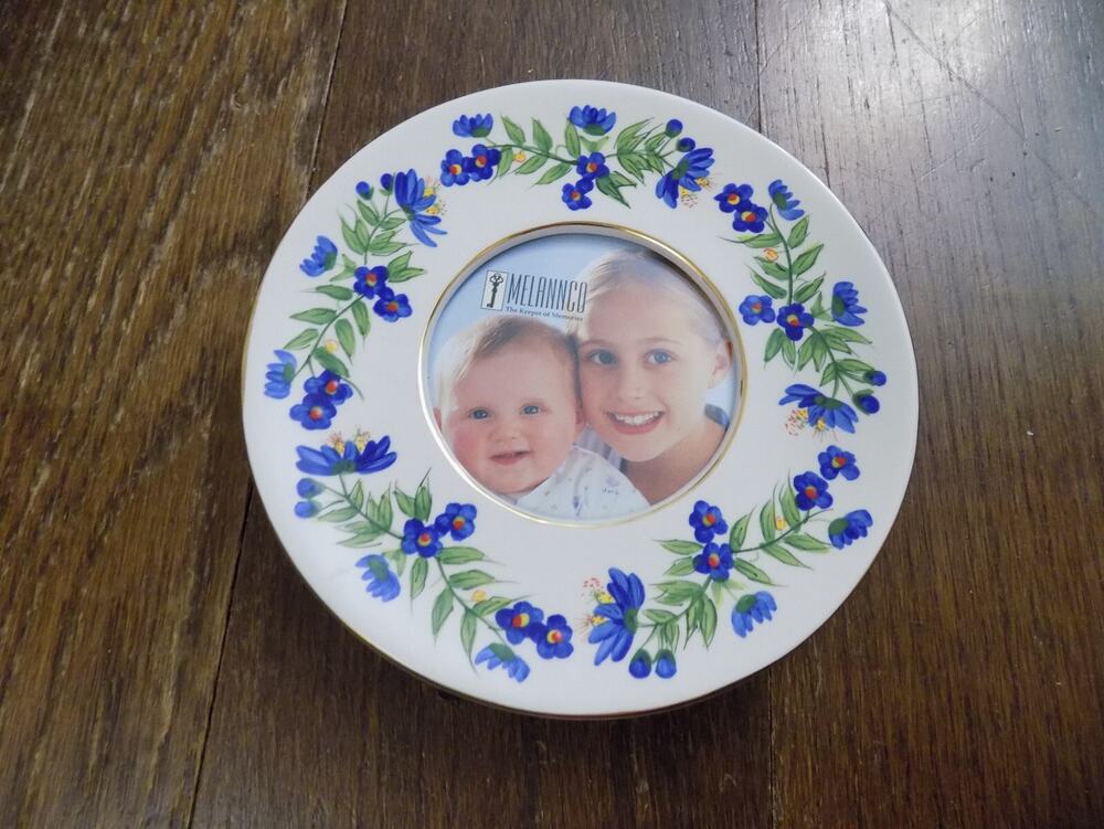 Melannco 7.5" Round 3.5" Picture Frame Painted Blue Floral Forget Me Not Flowers